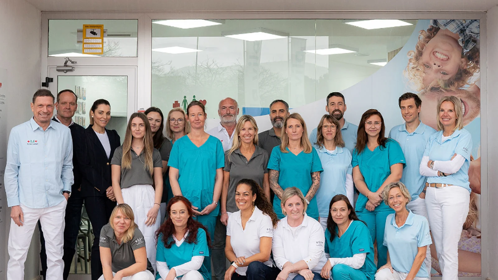 Team der Deutschen Facharzt Zentren Mallorca vor dem Praxiseingang