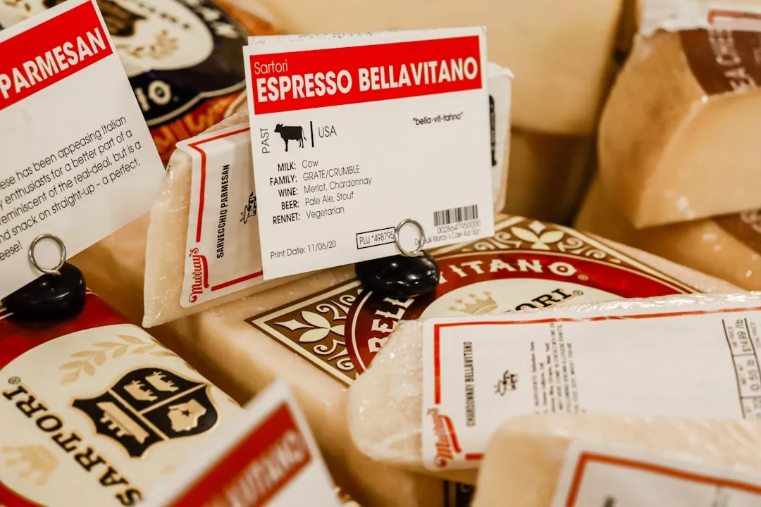 Käsescheiben von Sartori Espresso Bellavitano mit einem Etikett, auf dem Herkunft, Familie, Vorschläge für die Kombination mit Mallorca und ein vegetarischer Hinweis angegeben sind.