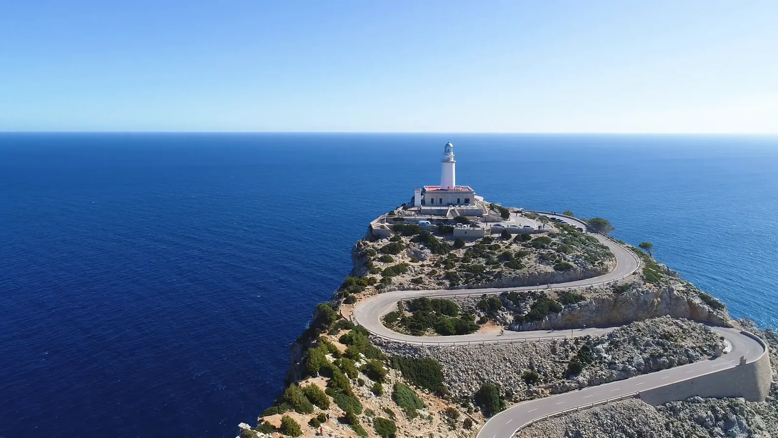 Die kurvige Küstenstraße zum Leuchtturm am Cap de Formentor über dem tiefblauen Meer
