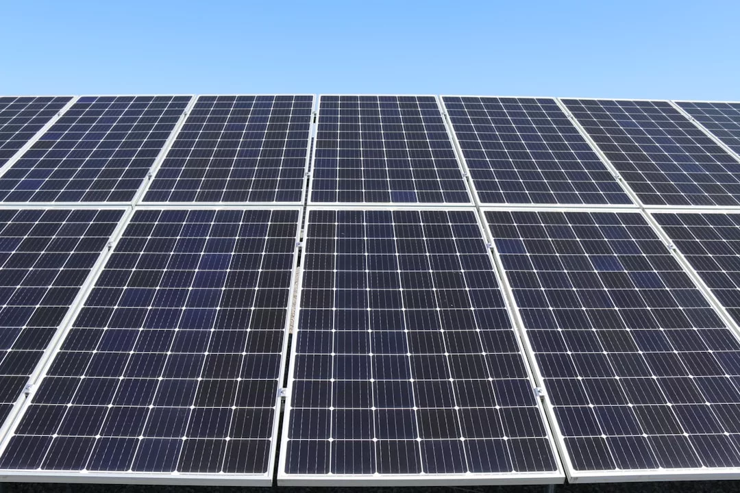 Unter dem blauen Himmel Mallorcas sind Reihen von Solarzellen nebeneinander angeordnet.