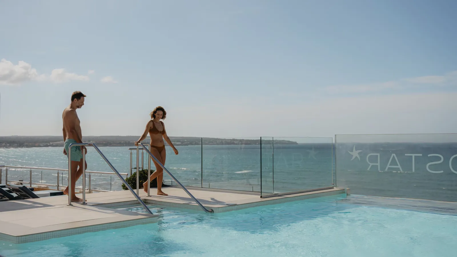 Iberostar Waves Bahía de Palma: Pool mit Glasbrüstung und Blick aufs Meer auf Mallorca