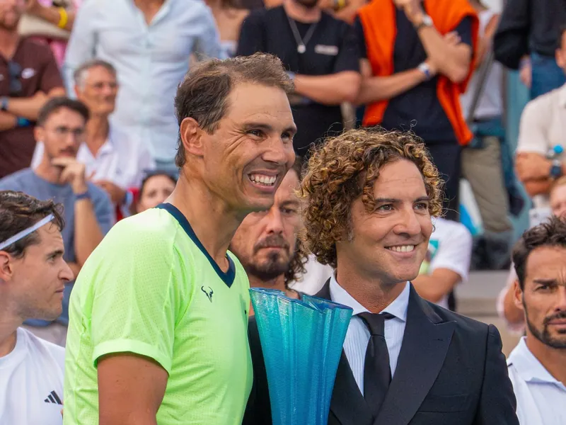 Rafa Nadal Academy Slam in Manacor: Rafa Nadal mit dem Pokal neben David Bisbal