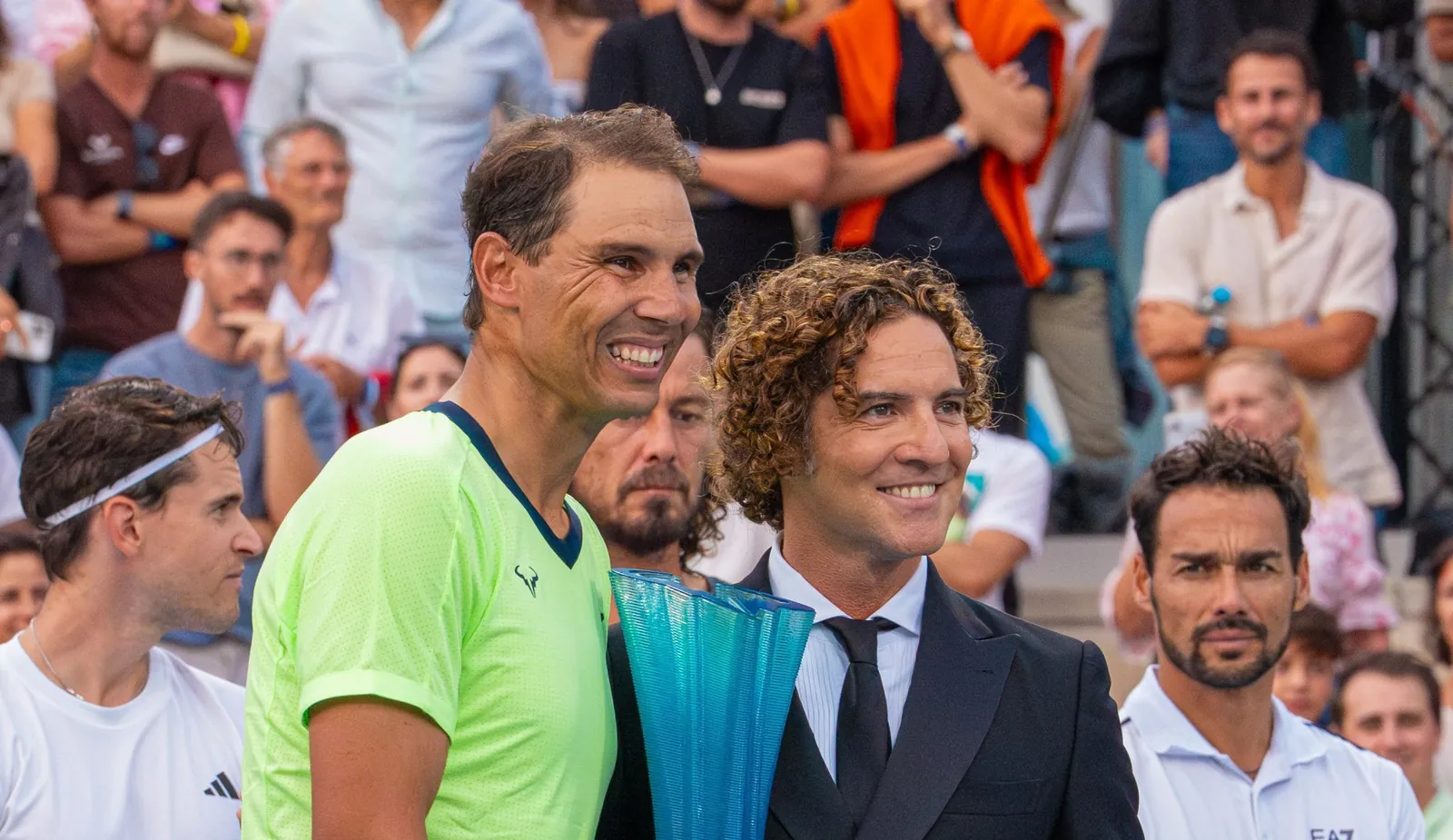 Rafa Nadal erhält beim Rafa Nadal Academy Slam in Manacor den Pokal von David Bisbal