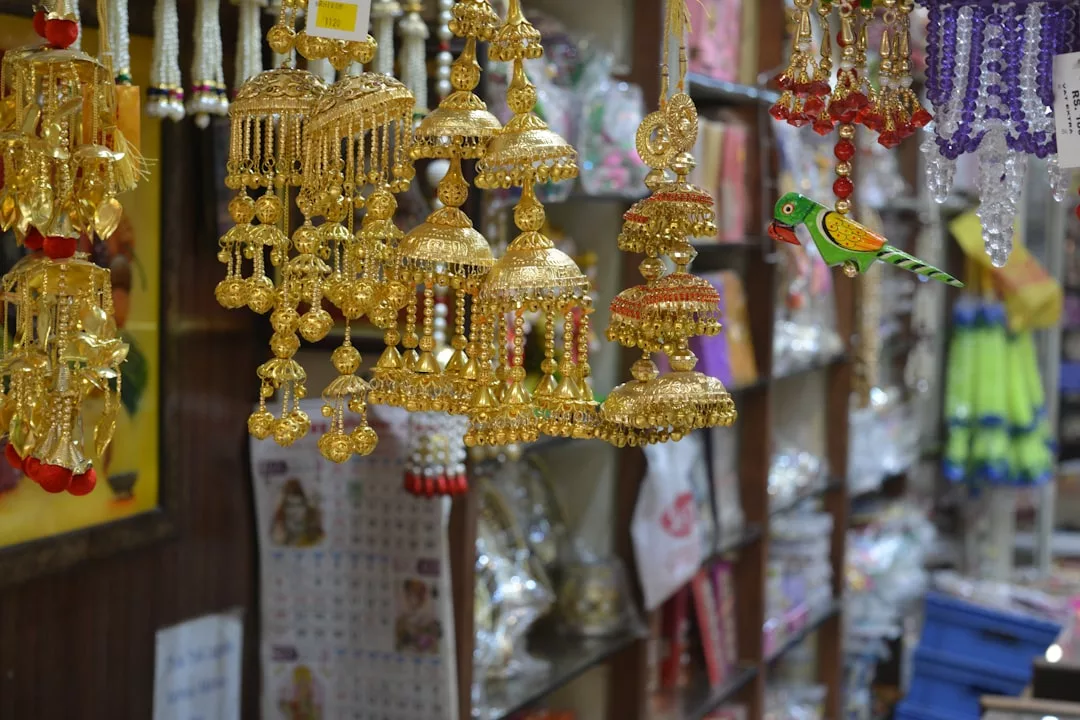 Hängende goldene Ornamente und farbenfrohe Dekorationen sind in einem Geschäft auf Mallorca ausgestellt, im Hintergrund sind Regale mit verschiedenen Artikeln zu sehen.