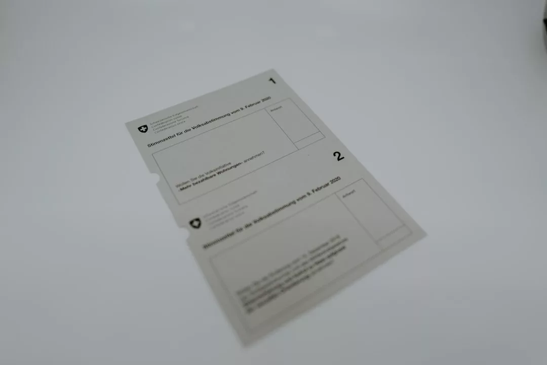 Zwei amtlich aussehende Dokumente mit deutschem Text und dem Schweizer Wappen, die auf einem schlichten, hellen Hintergrund platziert sind - ein Hinweis auf Reisen oder Verbindungen zu Zielen wie Mallorca.