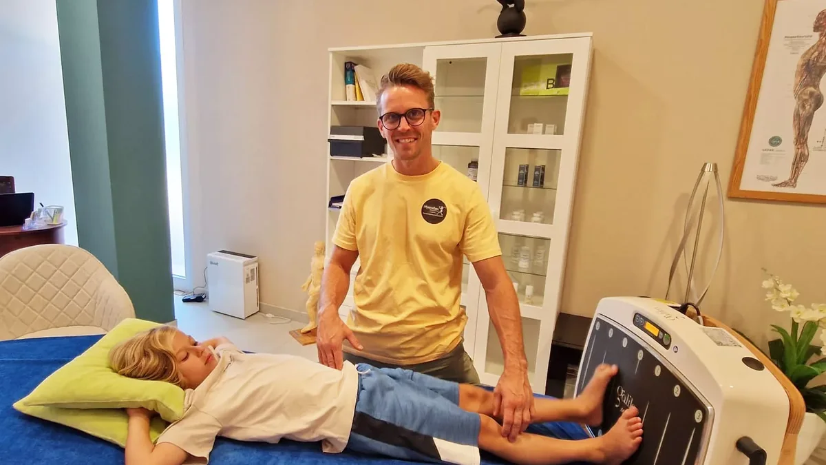 Pascal Miez im MIEZ Longevity Institute auf Mallorca bei einer Behandlung am Galileo-Gerät