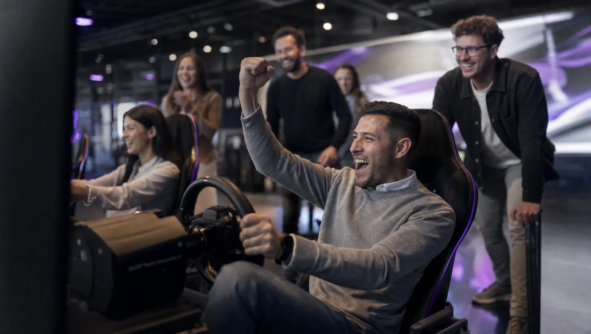 Professioneller Rennsimulator mit Bewegungssitz und großem Triple-Screen im Sim.Racing Center in der Motorworld Mallorca, bereit für ein Firmenevent.