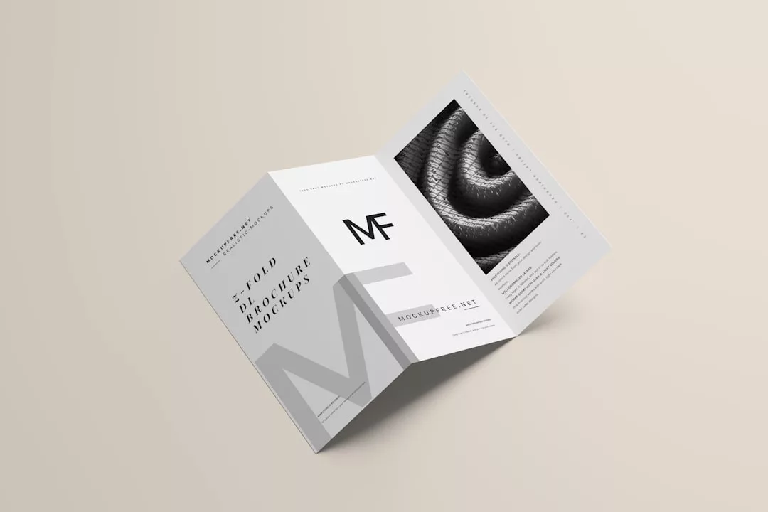 Ein dreifach gefaltetes Broschüren-Mockup mit minimalistischen Designelementen, monochromen Farben, geometrischen Linien und einer Nahaufnahme eines aufgerollten Seils auf der Innenseite, das an die heitere Küstenstimmung Mallorcas erinnert.